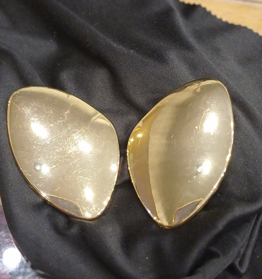 AP pendientes dorados