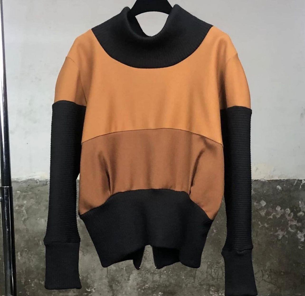 Sweater marrón/ negro con cremallera